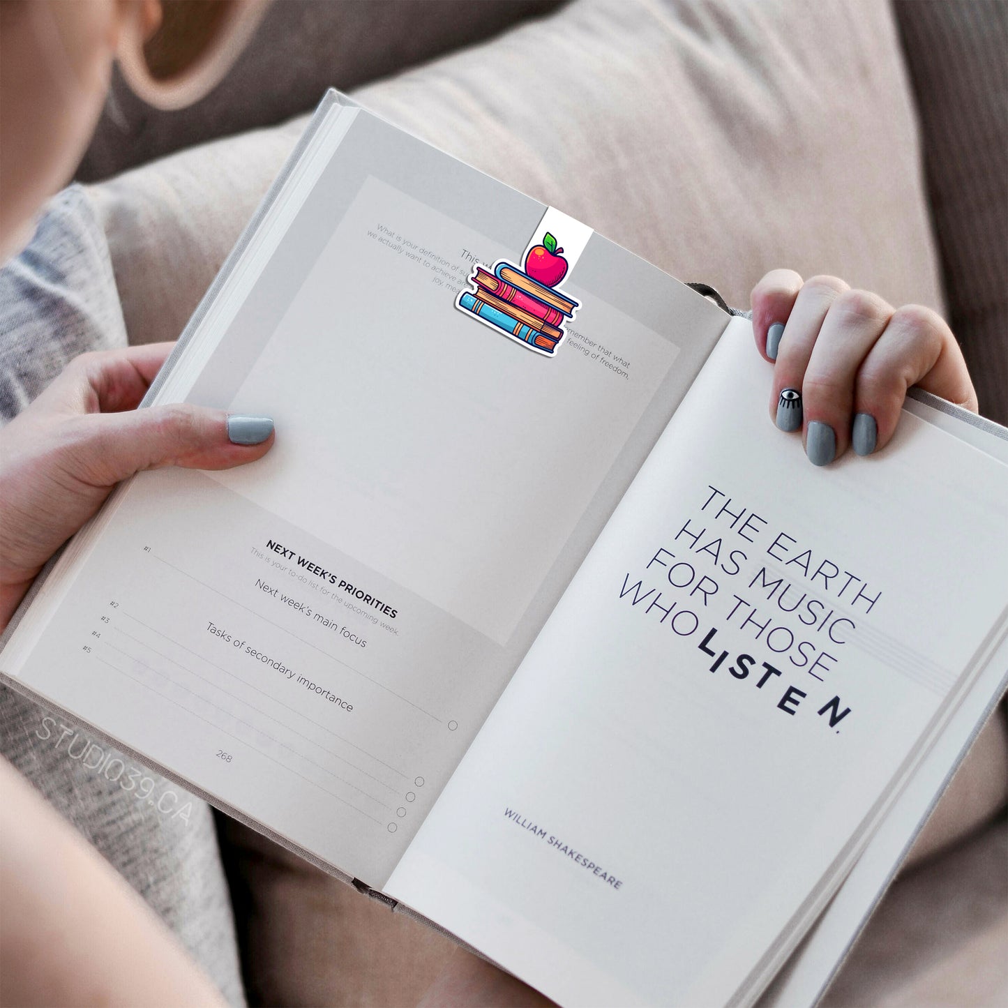 Books and Apple Magnetic Bookmark, Book Lovers Gift, Bookish Gift